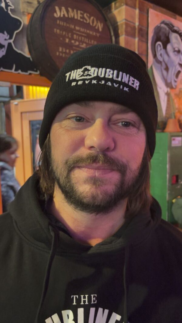 Stay warm and stylish with The Dubliner hat! Perfect for Iceland’s chilly weather, it’s a snug way to show your love for your favorite Irish pub